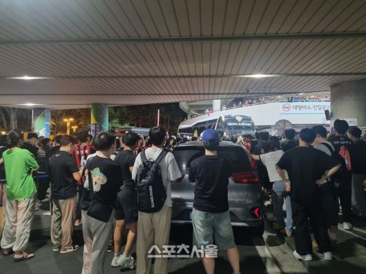 경기 후 버스를 막은 서울 팬. 사진 | 상암=박준범기자