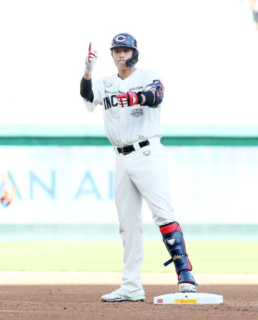 SSG 조형우가 29일 인천SSG랜더스필드에서 열린 2025 KBO리그 한화전에서 2회말 우중간 2루타를 때린 후 세리머니를 하고 있다. 사진 | SSG 랜더스