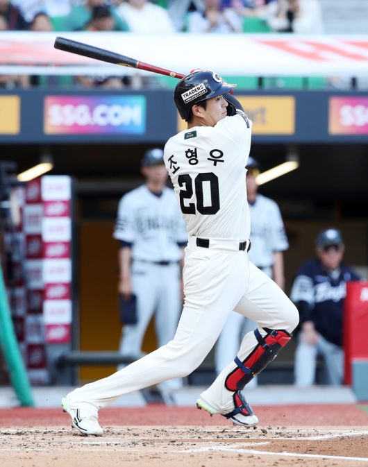 SSG 조형우가 29일 인천SSG랜더스필드에서 열린 2025 KBO리그 한화전에서 2회말 우중간 2루타를 치고 있다. 사진 | SSG 랜더스
