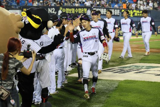LG 선수들이 27일 잠실구장에서 열린 2025 KBO리그 KIA와 경기에서 승리한 후 하이파이브를 하고 있다. 사진 | LG 트윈스