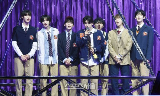 킥플립(KickFlip)이 21일 오후 인천 중구 인스파이어 아레나에서 열린 제34회 ‘서울가요대상’에서 신인상을 수상한 뒤 소감을 밝히고 있다. 2025. 6. 21. 인천 | 박진업 기자 upandup@sportsseoul.com