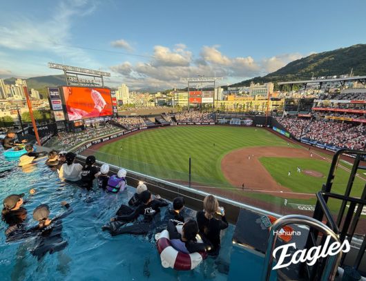 팬들이 1일 대전 한화생명 볼파크 내 인피니티풀에서 2025 KBO리그 NC전을 관전하고 있다. 사진 | 한화 이글스