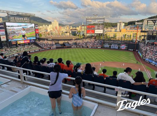 팬들이 1일 대전 한화생명 볼파크 내 자쿠지에서 2025 KBO리그 NC전을 관전하고 있다. 사진 | 한화 이글스
