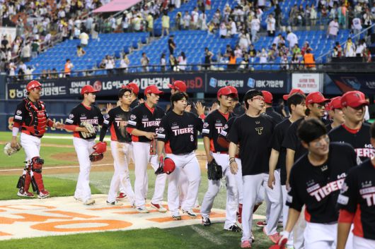 KIA 선수들이 28일 잠실구장에서 열린 2025 KBO리그 LG전 승리 후 하이파이브 하고 있다. 사진 | KIA 타이거즈