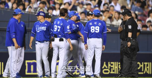 삼성 박진만 감독(가운데)이 2일 서울 잠실구장에서 열린 2025 KBO리그 두산과 경기 7회말 상대 김재환 노스윙 판정에 김선수 3루심에 항의하고 있다. 잠실 | 최승섭기자 thunder@sportsseoul.com