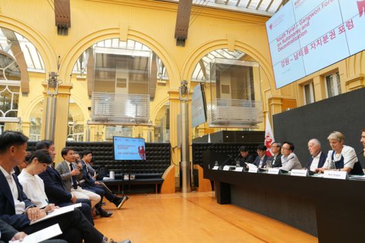 김진태 강원특별자치도지사와 대표단이  7월 1일 이탈리아 남티롤 도청사에서 열린자치분권과 환경규제에 관한 논의를 위한 「강원-남티롤 자치분권 포럼」에서 토론을 하고 있다.  사진|강원특별자치도청