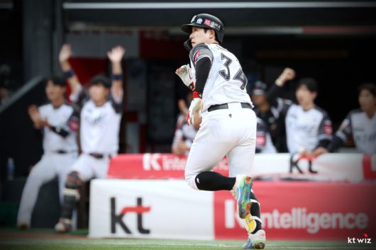 이호연이 타구를 바라보며 1루로 뛰고 있다. 사진 | KT 위즈