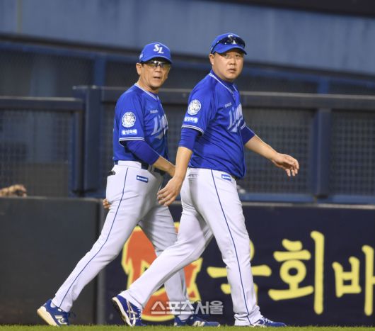 삼성 박진만 감독(오른쪽)과 최일언 수석코치가 2일 서울 잠실구장에서 열린 2025 KBO리그 두산과 경기 7회말 상대 김재환 노스윙 판정에 항의를 위햐 3루로 향하고 있다. 잠실 | 최승섭기자 thunder@sportsseoul.com