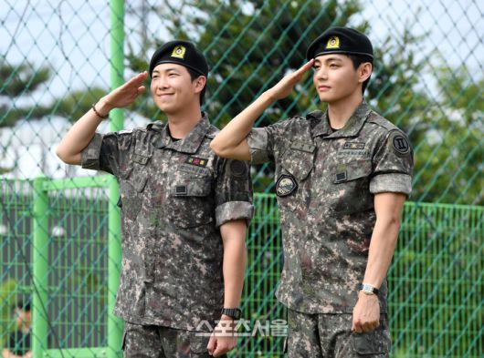 방탄소년단(BTS)의 RM(왼쪽, 김남준)과 뷔(김태형)가 10일 강원도 춘천시 신북읍 체육공원에서 진행된 전역 행사에서 팬과 취재진을 향해 거수 경례를 하고 있다.춘천 | 박진업 기자 upandup@sportsseoul.com