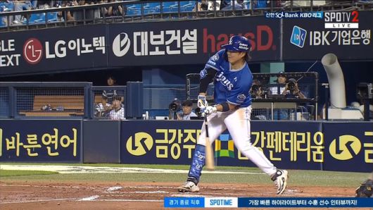 삼성 류지혁이 2일 잠실 두산전 7회초 타석에서 배트를 냈다가 멈추고 있다. 스윙 판정이 나왔다. 사진 | 티빙