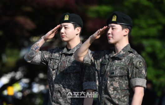 방탄소년단(BTS) 정국(왼쪽), 지민이 11일 경기 연천종합운동장에서 진행된 전역 행사에서 거수 경례를 하고 있다.지민과 정국은 육군 제5보병사단에서 1년 6개월 동안 군복무를 했다.  2025. 6. 11.연천 | 최승섭기자 thunder@sportsseoul.com