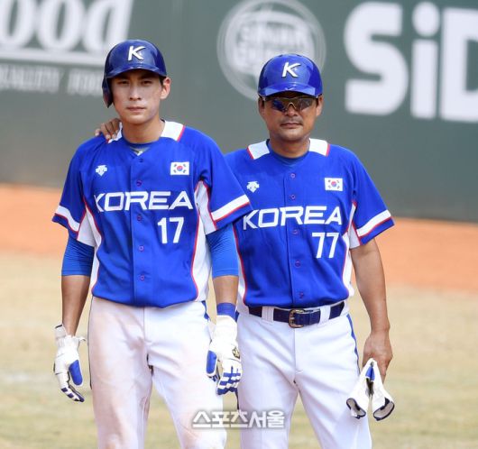 이종범(오른쪽)은 아들 이정후(현 샌프란시스코)와 나란히 태극마크를 달고 ‘부자(父子) 금메달리스트’가 되는 등 한국 야구사에 굵직한 업적을 다양하게 남겼다. 사진 | 최승섭기자 thunder@sportsseoul.com