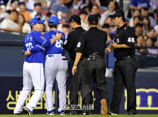 삼성 박진만 감독(왼쪽)이 2일 서울 잠실구장에서 열린 2025 KBO리그 두산과 경기 7회말 상대 김재환 노스윙 판정에 김선수 3루심에 항의하고 있다. 잠실 | 최승섭기자 thunder@sportsseoul.com