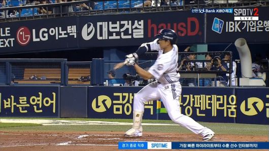 두산 김재환이 2일 잠실 두산전 7회말 타석에서 배트를 냈다가 멈추고 있다. 노스윙 판정이 나왔다. 사진 | 티빙