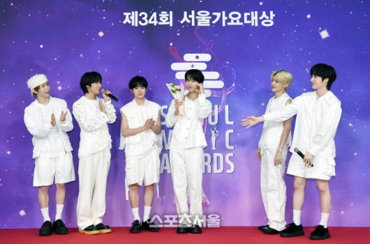 엔시티 위시 멤버들이 21일 오후 인천 중구 인스파이어 아레나에서 열린 제34회 ‘서울가요대상’ 레드카펫에서 생일을 맞은 재희(가운데)의 생일 축하하고 있다. 엔시티 위시는 서울가요대상에 본상과 베스트 그룹상 2관왕에 올랐다.  2025. 6. 21. 인천 | 박진업 기자 upandup@sportsseoul.com