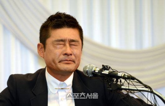 이종범이 현역 은퇴를 발표하고 공시 기자회견을 개최한 2012년 4월5일. 가족 얘기를 하던 도중 눈물을 흘리고 있다. 사진 | 박진업기자 upandup@sportsseoul.com