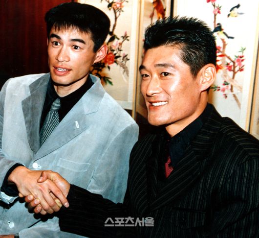 해태시절 이종범(오른쪽)이 한·일 슈퍼게임에 출전해 당시 일본프로야구 샛별로 큰 사랑을 받던 스즈키 이치로와 기념촬영하고 있다. 사진 | 스포츠서울DB