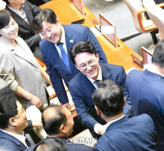 국무총리(김민석) 임명동의안 가결 후 동료 의원들과 축하 인사를 나누고 있다. 사진 | 이상배 전문기자