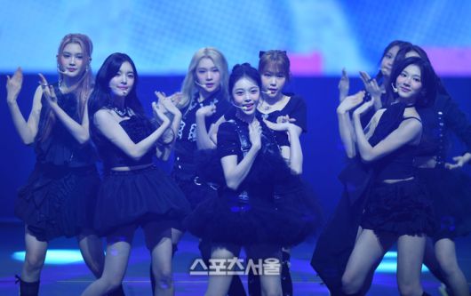 하츠투하츠가 21일 인천 인스파이어 아레나에서 열린 제34회 서울가요대상에서 공연을 하고 있다. 2025. 6. 21.인천 | 최승섭기자 thunder@sportsseoul.com