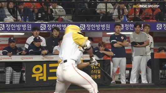 한화 최인호가 5월13일 대전 두산전에서 9회말 스윙을 하다 멈추고 있다. 노스윙 판정이 나왔다. 사진 | 티빙