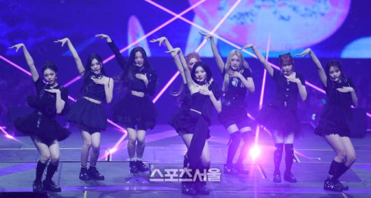 하츠투하츠가 21일 인천 인스파이어 아레나에서 열린 제34회 서울가요대상에서 공연을 하고 있다. 2025. 6. 21.인천 | 최승섭기자 thunder@sportsseoul.com