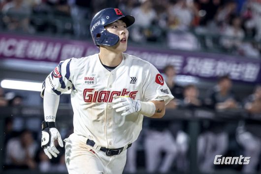 롯데 고승민이 부산 사직구장에서 열린 2025 KBO리그 LG전에서 타구를 바라보고 있다. 사진 | 롯데 자이언츠