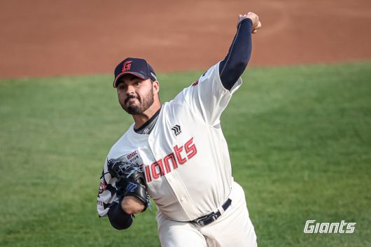 롯데 감보아가 3일 사직구장에서 열린 2025 KBO리그 키움전에 선발 등판해 역투하고 있다. 사진 | 롯데 자이언츠