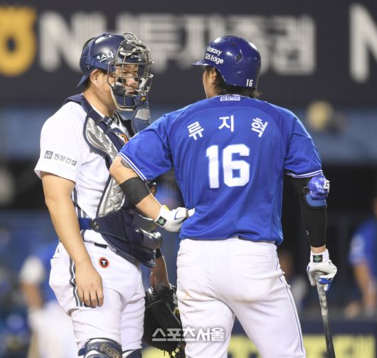 두산 양의지가 2일 서울 잠실구장에서 열린 2025 KBO리그 삼성과 경기 7회초 1사 헛스윙 삼진아웃을 당한 상대 류지혁에 무엇인가 얘기를 하고 있다. 잠실 | 최승섭기자 thunder@sportsseoul.com