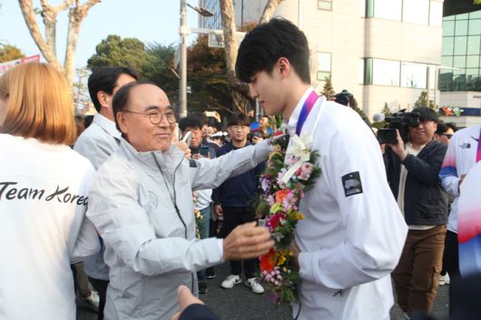 양희구 강원특별자치도체육회장이 2022 항저우아시안게임 해단식에서 메달리스트를 격려하고 있다.  사진|강원특별자치도체육회