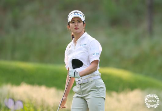 ‘얼굴천재’ 이세희가 드라이버 티샷 후 타구를 바라보고 있다. 사진 | KLPGA