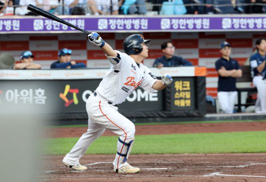 문현빈이 타격에 임하고 있다. 사진 | 연합뉴스