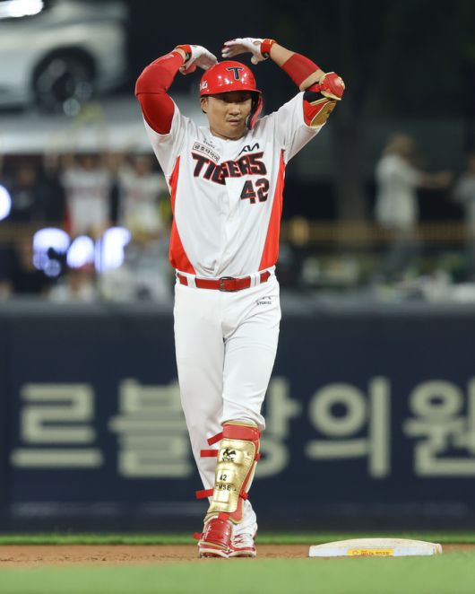 김태군이 2루에 안착한 뒤 세리머니를 펼치고 있다. 사진 | KIA 타이거즈