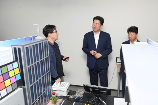 원강수 원주시장이 넥스트칩 관계자로 부터 시설 관련 설명을 듣고 있다.  사진|원주시청