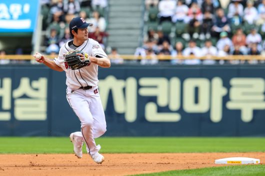 두산 김재호가 3일 서울 잠실구장에서 열린 2024 KBO리그 포스트시즌 와일드카드 2차전서 수비하고 있다. 사진 | 두산 베어스