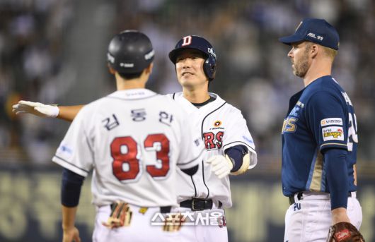 두산 김재호가 24일 잠실야구장에서 열린 2024 KBO리그 NC와 경기 6회말 1사2루 1타점 좌전안타를 친 후 환호하고 있다. 잠실 | 최승섭기자 thunder@sportsseoul.com