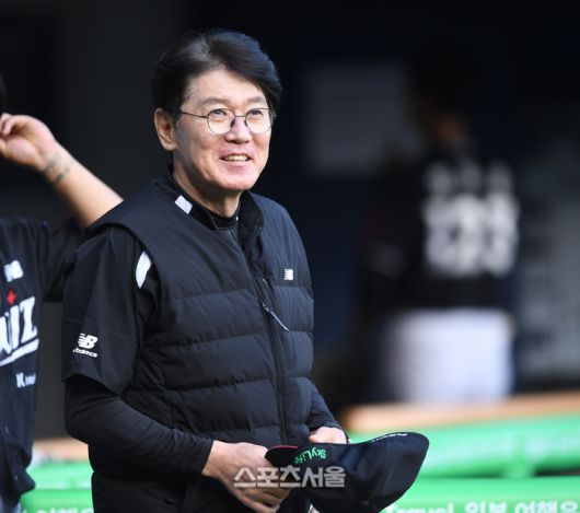 KT 이강철 감독이 29일 서울 잠실구장에서 열린 2025 KBO리그 두산과 경기 전 상대 덕아웃을 향해 인사를 하고 있다. 잠실 | 최승섭기자 thunder@sportsseoul.com