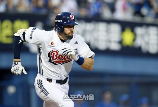 두산 케이브가 3일 잠실구장에서 열린 2025 KBO리그 삼성과의 경기 5회말 1사 2루 상황에서 삼성 선발 최원태를 상대로 1타점 2루타를 치고 있다. 잠실 | 박진업 기자 upandup@sportsseoul.com