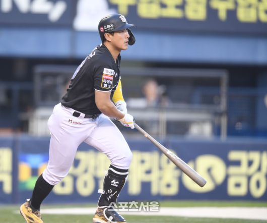 KT 황재균이 29일 서울 잠실구장에서 열린 2025 KBO리그 두산과 경기 2회초 무사2루 우익수 플라이 아웃이 되고 있다. 잠실 | 최승섭기자 thunder@sportsseoul.com