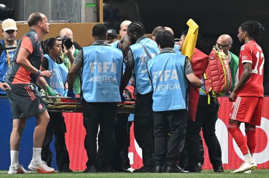 들것에 실려가는 무시알라.AFP연합뉴스