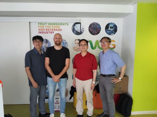 강원연구원 대표단이 이탈리아 남티롤 자치주 대표적인 과일 가공·유통 전문기관인 VOG Products를 견학했다.  사진|강원연구원