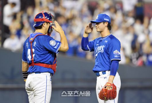 삼성 이호성(오른쪽)이 3일 잠실구장에서 열린 2025 KBO리그 두산과 경기에서 세이브를 따낸 후 포수 강민호와 거수경례 세리머니를 하고 있다. 잠실 | 박진업 기자 upandup@sportsseoul.com