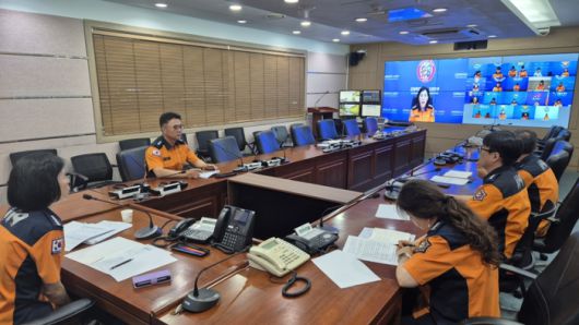 김숙자 도 예방안전과장이 7일 오전 10시 ‘아파트 화재 관련 긴급 현안업무 영상회의’를 주재하고 있다.  사진|강원특별자치도 소방본부