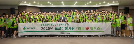 원주 DB프로미 농구단이 지난 5일 프로미봉사단과 ‘러브하우스’ 봉사활동을 펼쳤다.  사진 | DB프로미 농구단