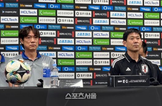 축구대표팀 홍명보 감독과 일본의 모리야스 하지메 감독이 6일 용인미르스타디움에서 열린 동아시안컵 기자회견에서 질문을 듣고 있다.용인 | 정다워 기자