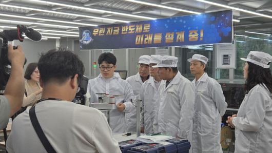 신경호 강원특별자치도교육감이  7일 강릉중앙고 반도체제조실(클린룸) 수업을 참관하고 있다.  사진|강원특별자치도교육청