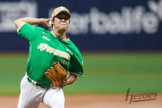 키움 박주성이 6일 서울 고척스카이돔에서 열린 2025 KBO리그 정규시즌 LG전에 선발 등판해 역투하고 있다. 사진 | 키움 히어로즈