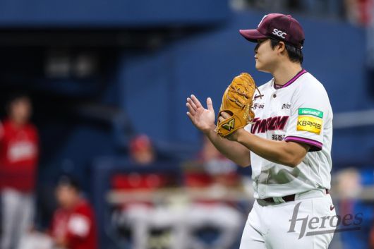 박주성이 박수를 치고 있다. 사진 | 키움 히어로즈