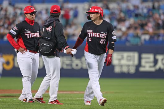 KIA 나성범이 대구삼성라이온즈파크에서 열린 2025 KBO리그 삼성전에서 8회초 안타로 출루한 후 대주자 최원준과 교체되고 있다. 사진 | KIA 타이거즈