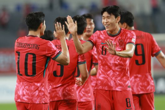이동경(왼쪽에서 첫 번째)이 7일 중국전에서 선제골을 터뜨린 뒤 동료들과 기쁨을 나누고 있다. 사진 | 용인=연합뉴스