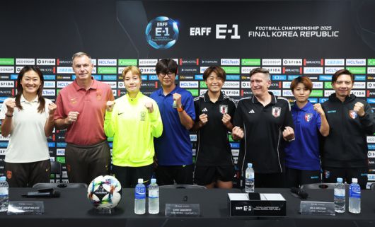 왼쪽부터 중국 우 하이옌과 안테 밀리치치 감독, 한국 이금민과 신상우 감독, 일본 하나 다카하시와 닐스 닐센 감독, 대만 마쓰나가 사키와 찬휴밍 감독. 사진 | 연합뉴스